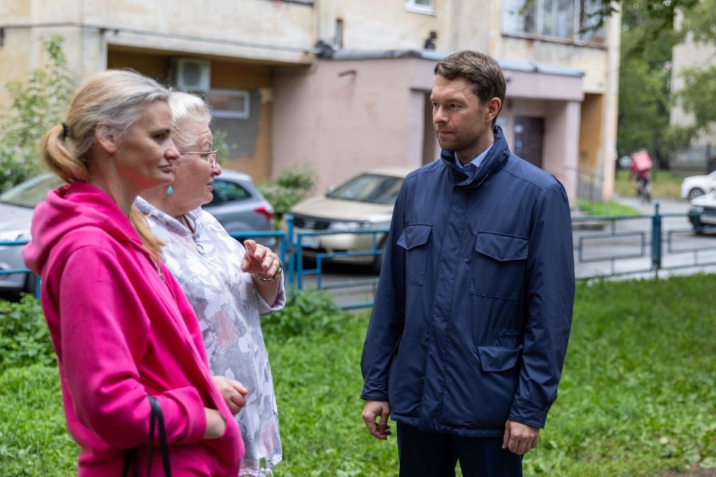 Алексей Вихарев обновил детскую площадку во дворе на Эльмаше (ФОТО)