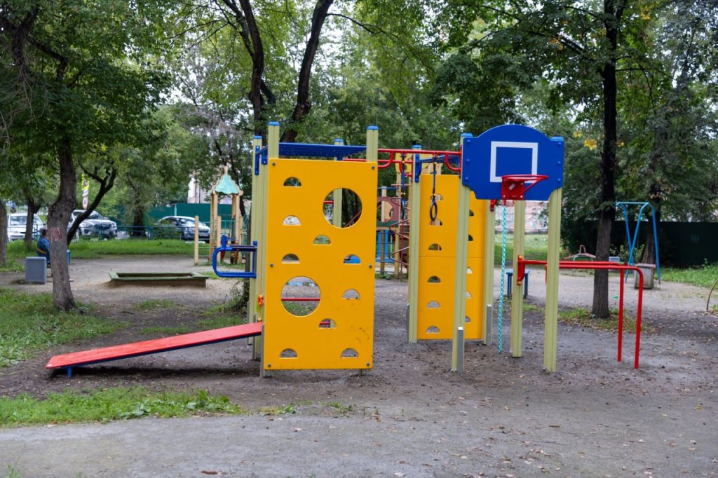 Алексей Вихарев обновил детскую площадку во дворе на Эльмаше (ФОТО)