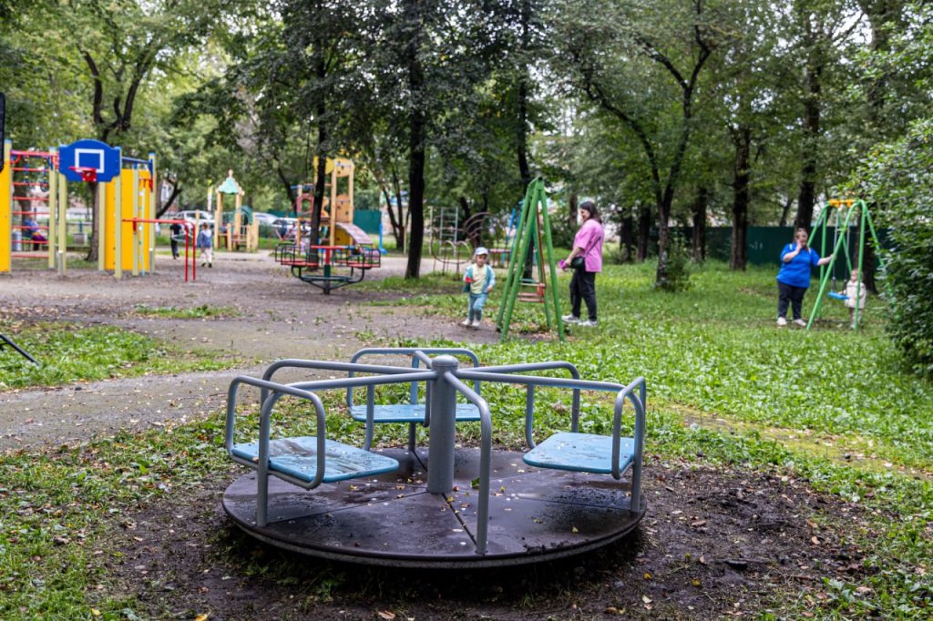 Алексей Вихарев обновил детскую площадку во дворе на Эльмаше (ФОТО)