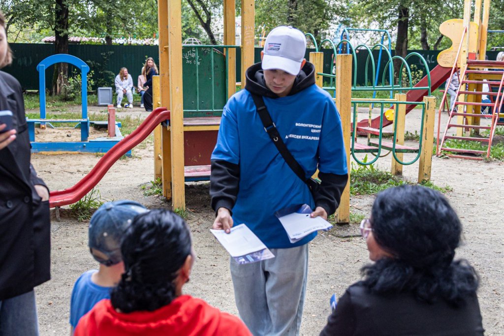 Алексей Вихарев обновил детскую площадку во дворе на Эльмаше (ФОТО)
