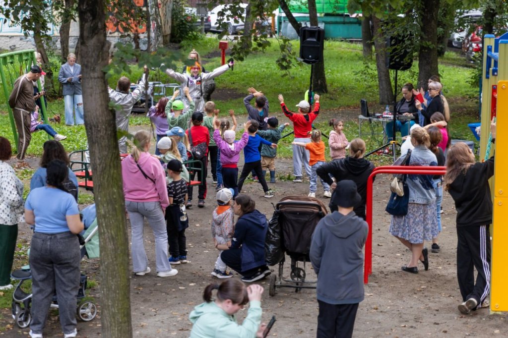 Алексей Вихарев обновил детскую площадку во дворе на Эльмаше (ФОТО)