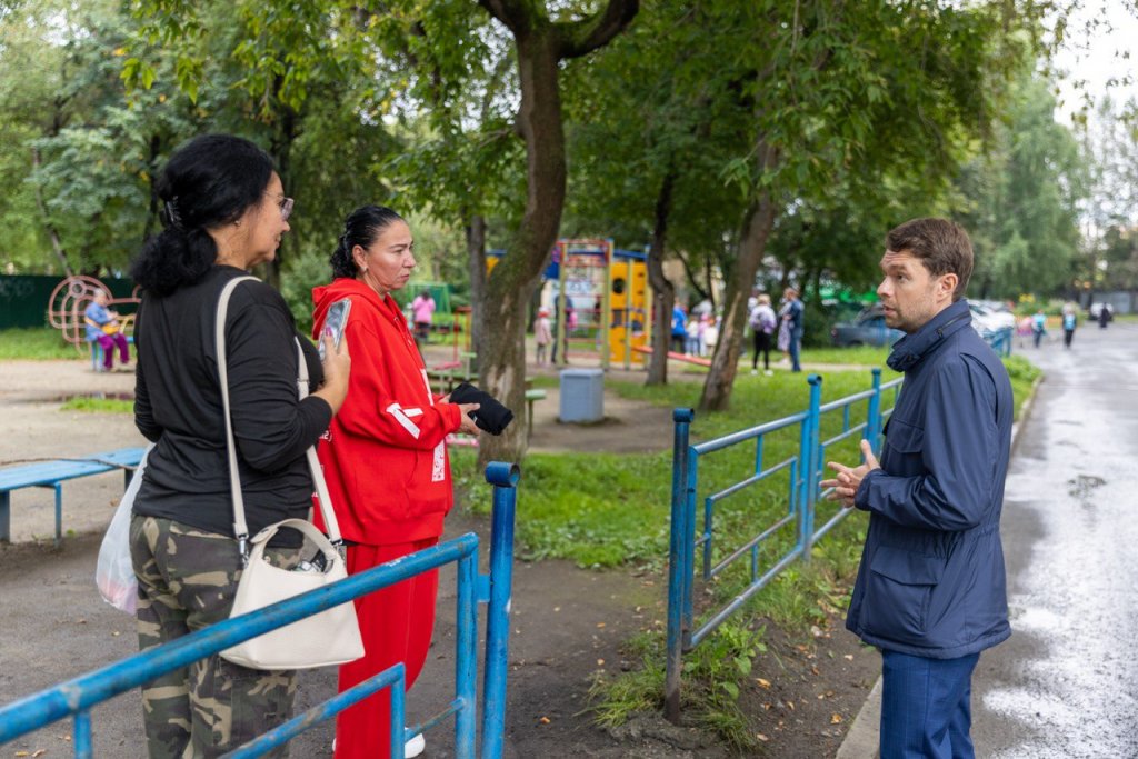Алексей Вихарев обновил детскую площадку во дворе на Эльмаше (ФОТО)