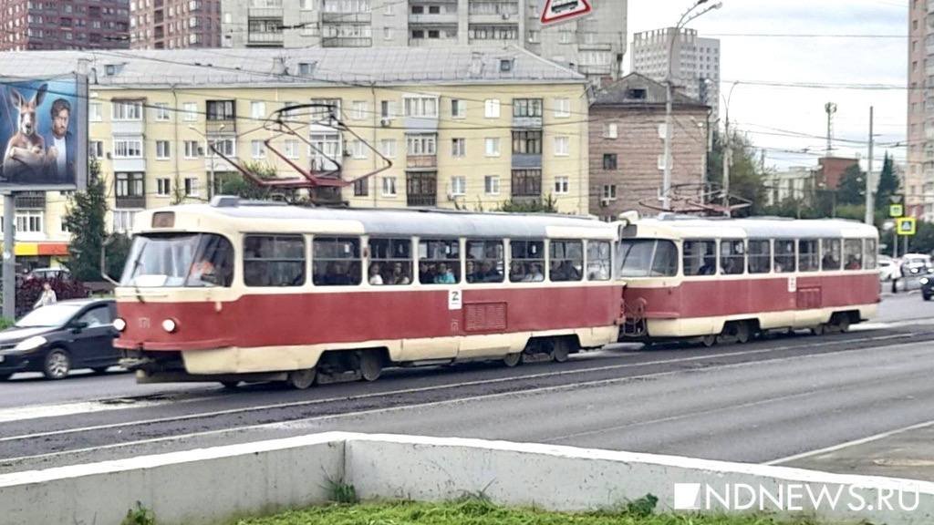 Трамвай сошел с рельсов, потому что рабочие ночью закатали их в асфальт