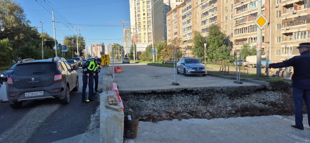 Рано утром в Екатеринбурге разбился байкер: он не заметил строительную яму (ФОТО)