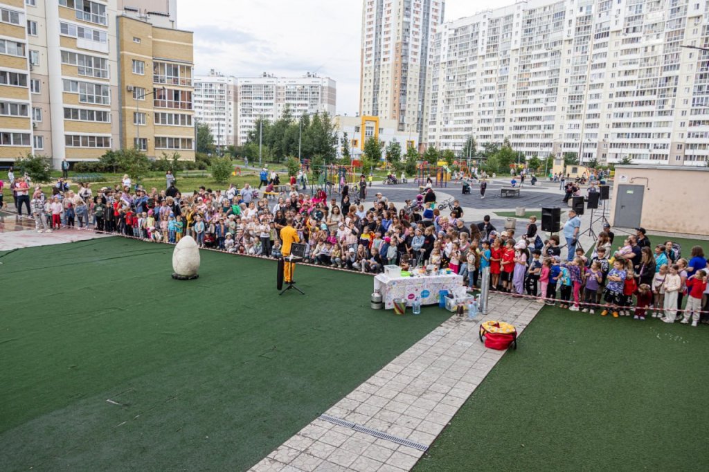 Жильцы с помощью депутата добились бюджетного финансирования дворовой площадки