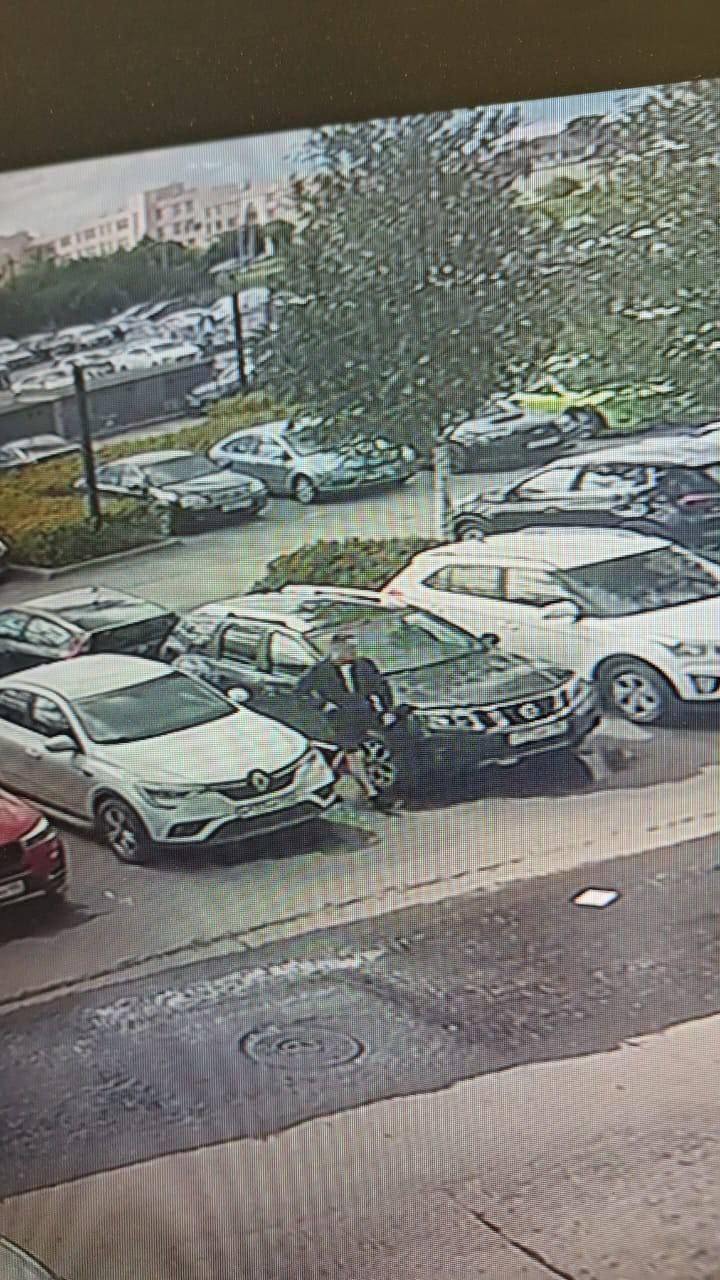 В Екатеринбурге поймали вандала, который исцарапал десятки чужих машин