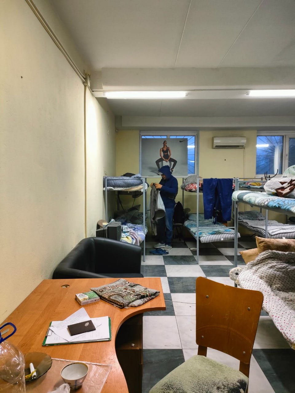 Полиция нагрянула в хостел для мигрантов на Елизавете (ФОТО)