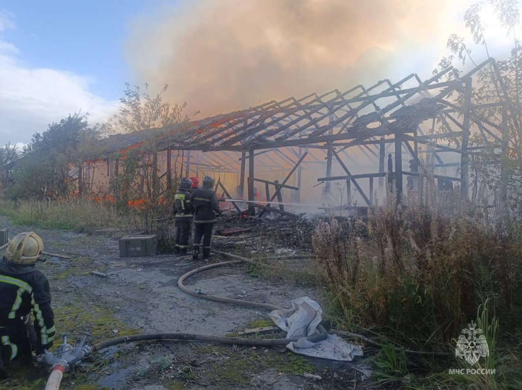 В Екатеринбурге сгорело заброшенное здание на Маневровой