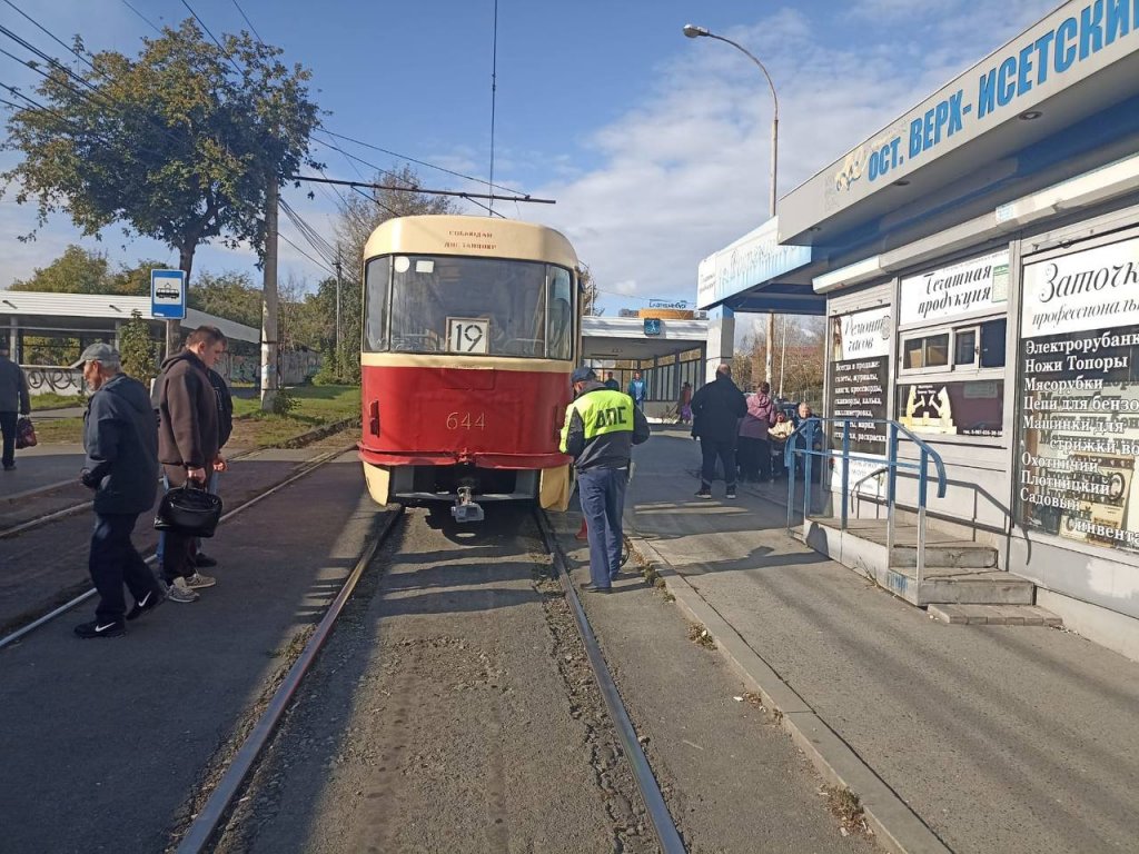 Пожилой мужчина попал под колеса трамвая. Ему отрезало часть ноги