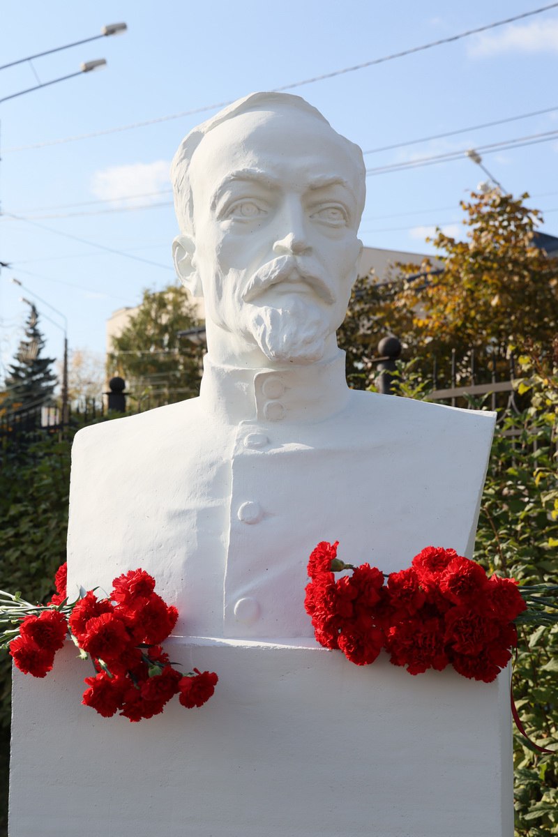 Родственник Феликса Дзержинского открыл памятник предку в Нижнем Тагиле (ФОТО)