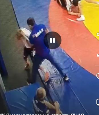 В Ноябрьске Следком и прокуратура изучают видео с избиением мужчиной мальчика-спортсмена