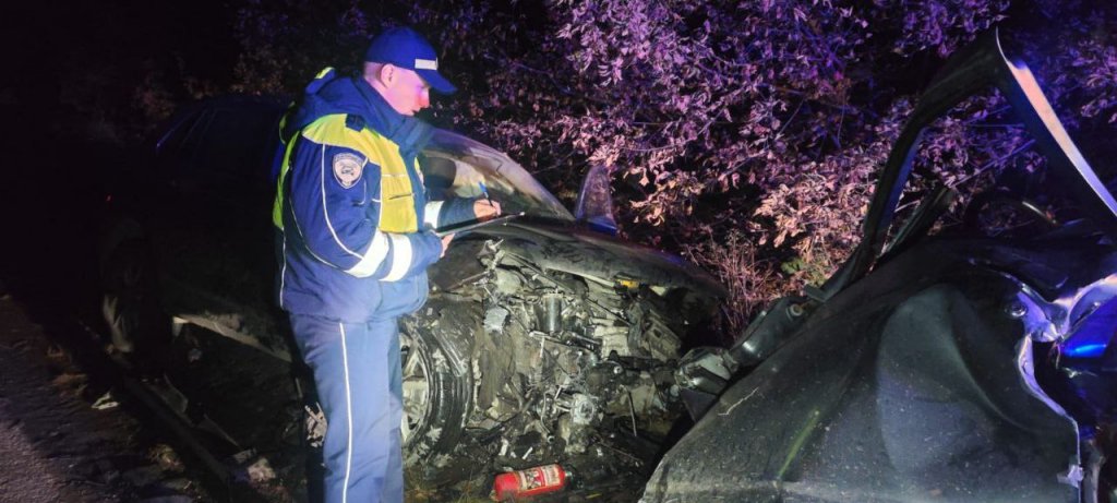 Под Белоярским в лобовом столкновении пострадали пятеро (ФОТО)