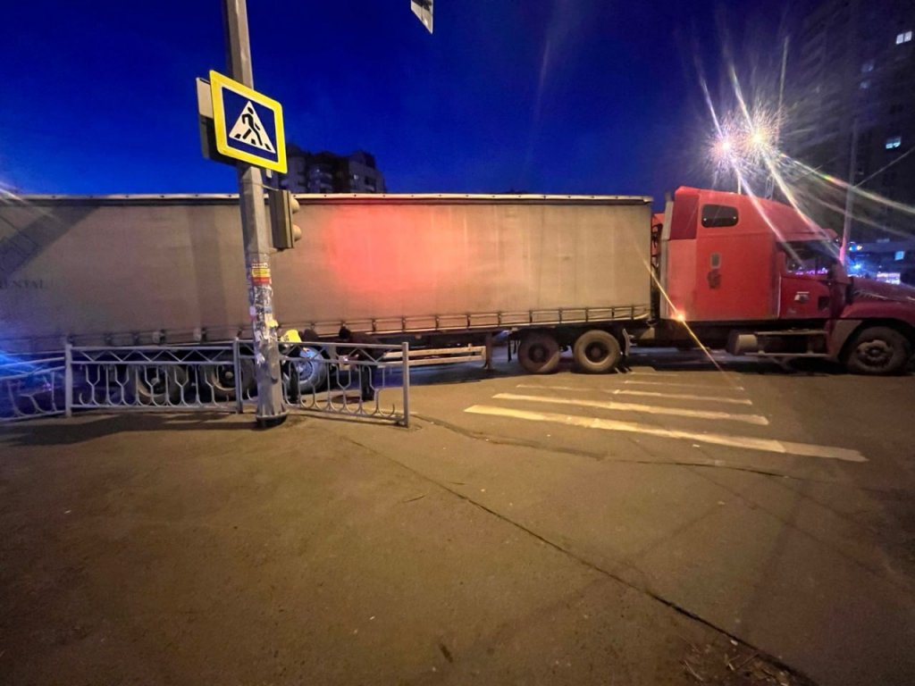 В Екатеринбурге грузовик наехал на бордюр и насмерть сбил женщину (ФОТО)