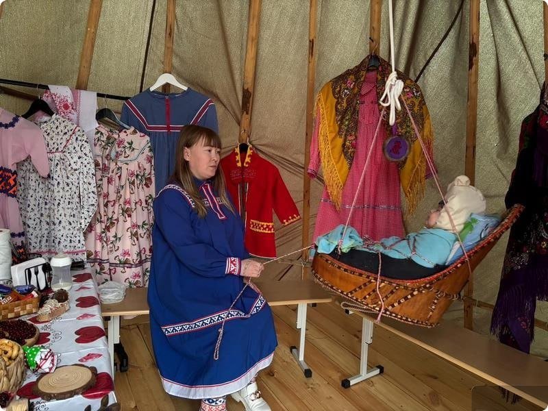 Возле ивдельской школы построили мансийский чум (ФОТО)