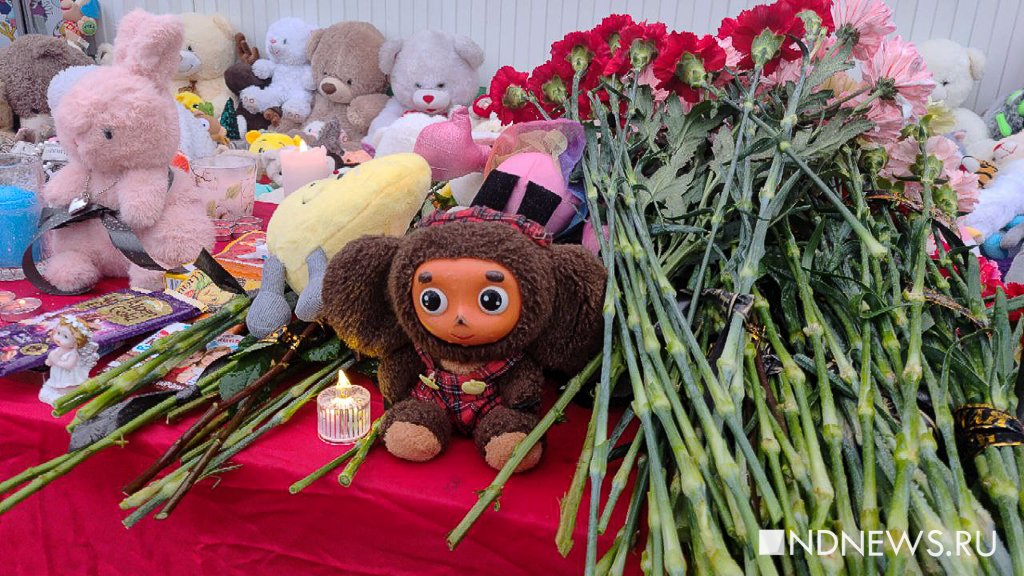 Сотни людей, тысячи цветов – ревдинцы идут нескончаемым потоком к мемориалу погибших детей (ФОТО)