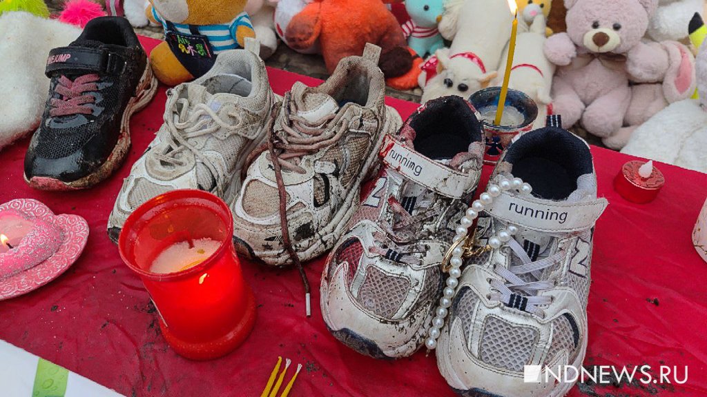 Сотни людей, тысячи цветов – ревдинцы идут нескончаемым потоком к мемориалу погибших детей (ФОТО)