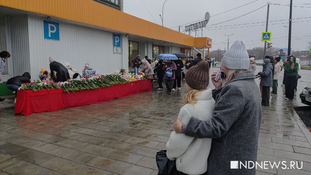 Сотни людей, тысячи цветов – ревдинцы идут нескончаемым потоком к мемориалу погибших детей (ФОТО)