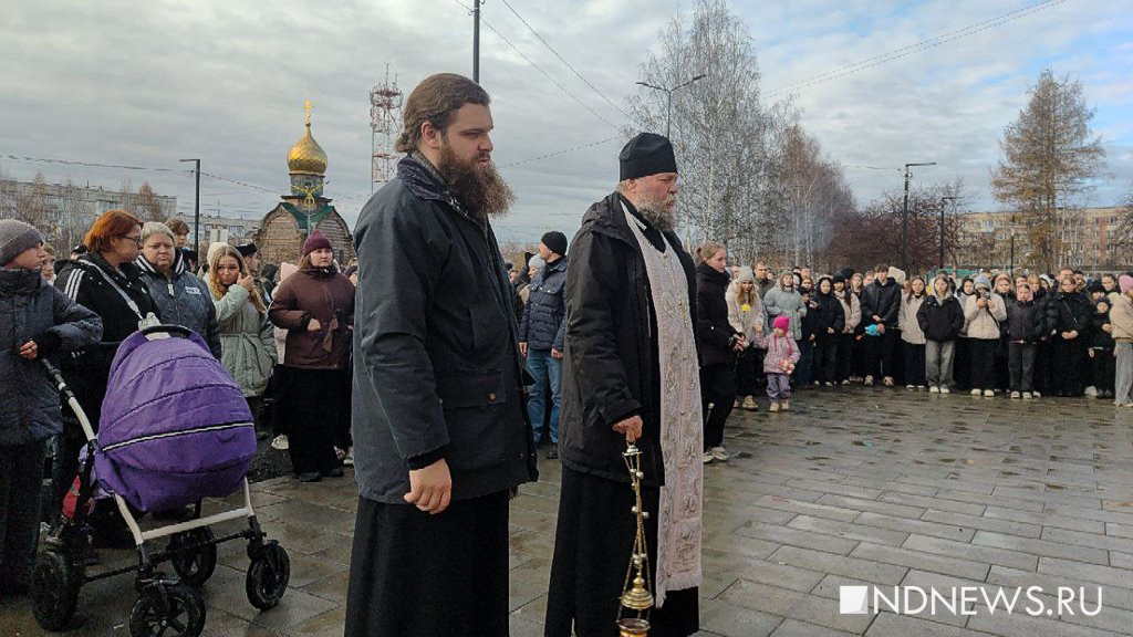 У мемориала погибшим детям в Ревде идет молебен