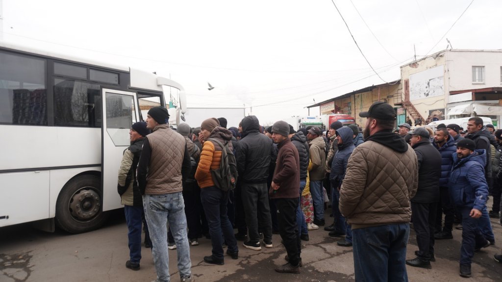 Полиция проверила более 1000 мигрантов на 4-й овощебазе – три десятка нелегалов будут высланы домой (ФОТО)