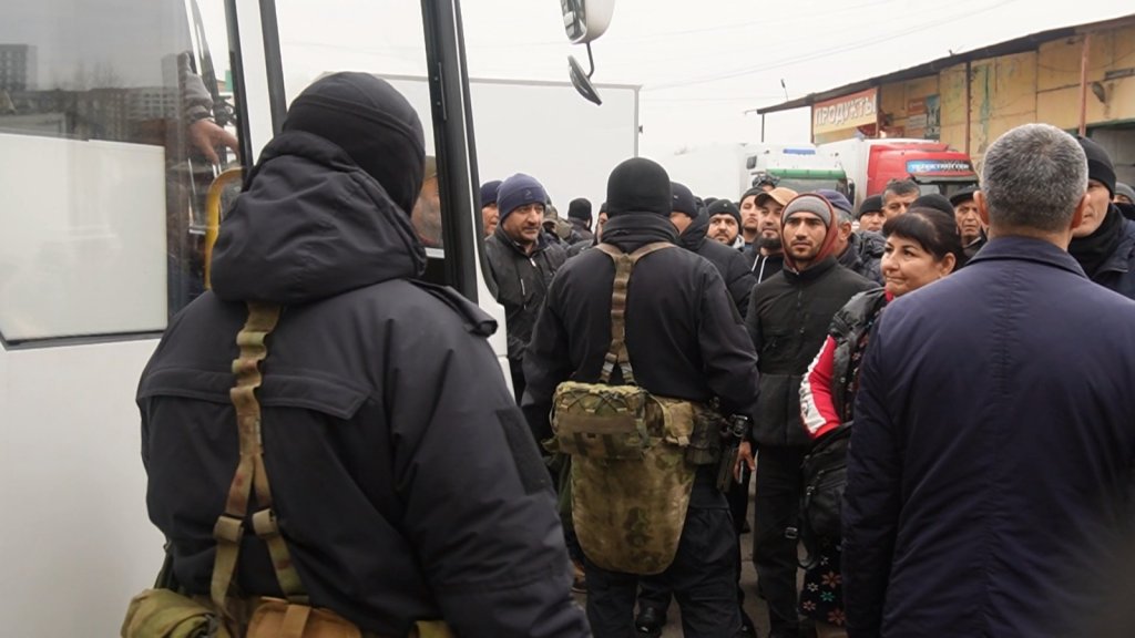 Полиция проверила более 1000 мигрантов на 4-й овощебазе – три десятка нелегалов будут высланы домой (ФОТО)