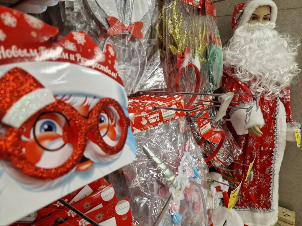 На Урал привезли 30 тонн гирлянд, елочных шаров и карнавальных костюмов (ФОТО)