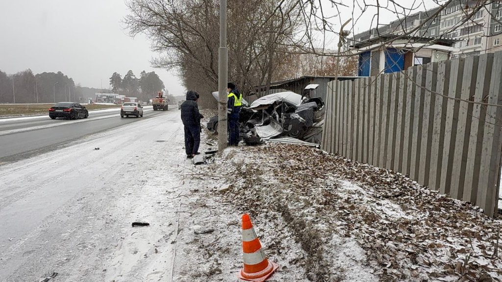 машина въехала в металлический забор