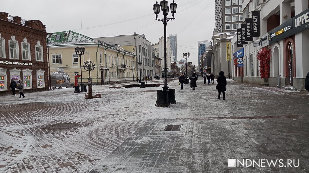 в Екатеринбурге более 150 спецмашин чистят дороги от наледи