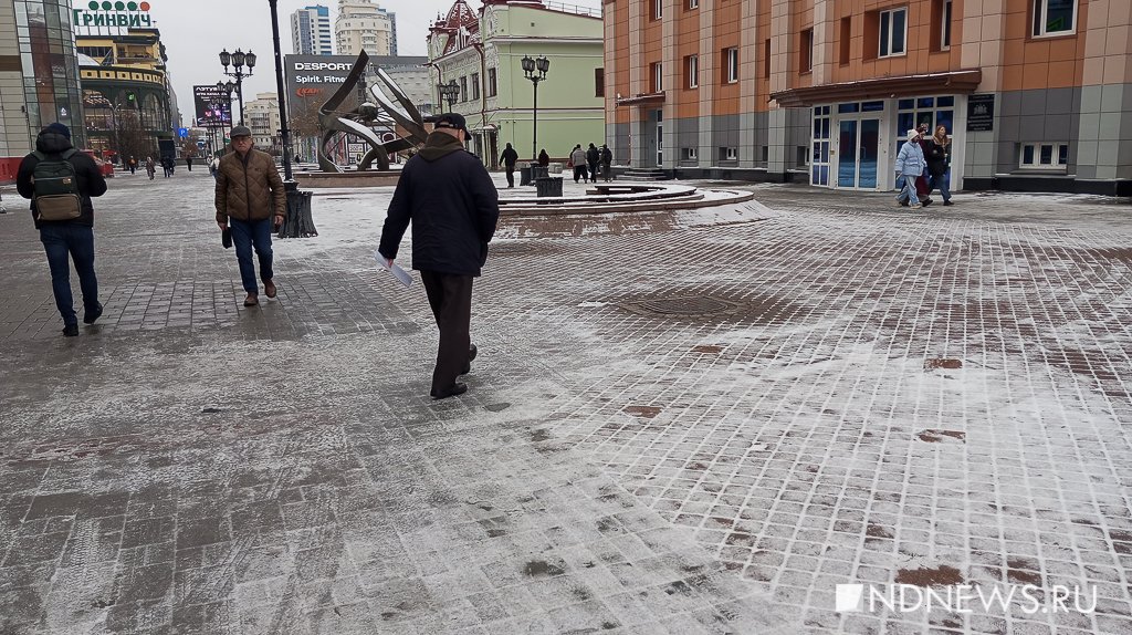 в Екатеринбурге более 150 спецмашин чистят дороги от наледи