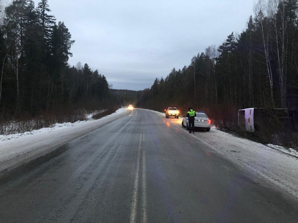 Пассажирский автобус перевернулся на скользкой дороге (ФОТО)