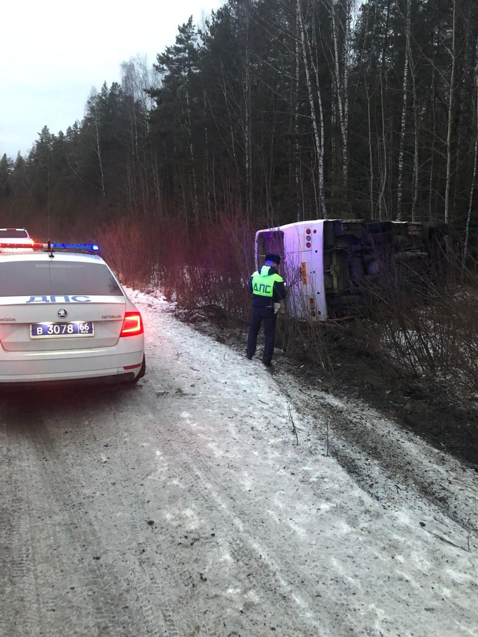 Пассажирский автобус перевернулся на скользкой дороге (ФОТО)