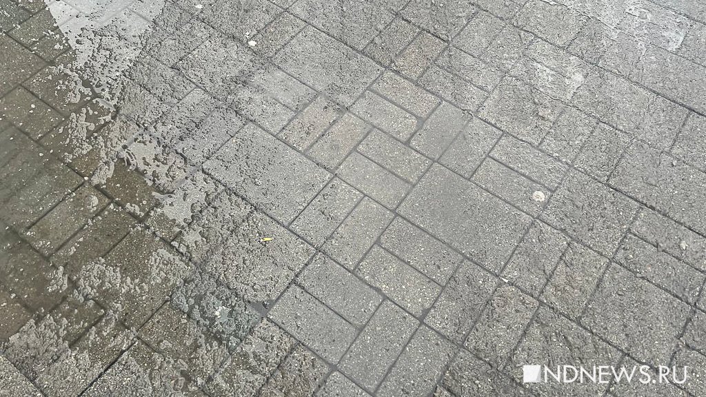 Дороги и тротуары Екатеринбурга снова покрылись ледяной коркой и шугой (ФОТО)