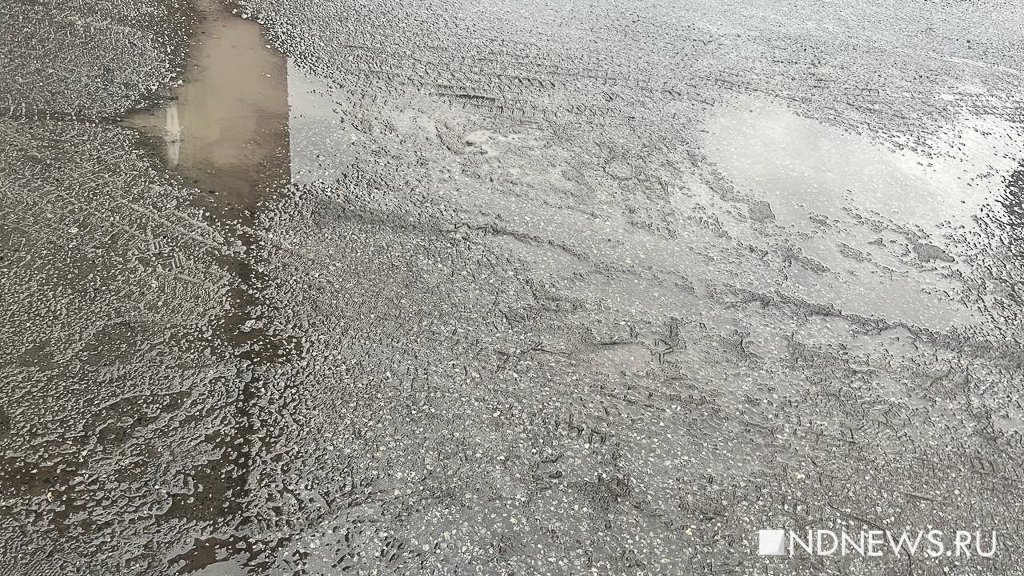 Дороги и тротуары Екатеринбурга снова покрылись ледяной коркой и шугой (ФОТО)