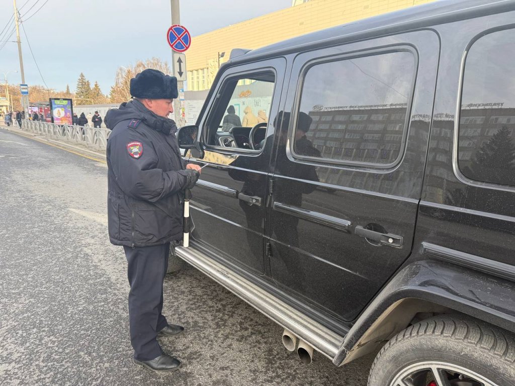 В Екатеринбурге гаишники сняли тонировку с двух «геликов» (ФОТО)
