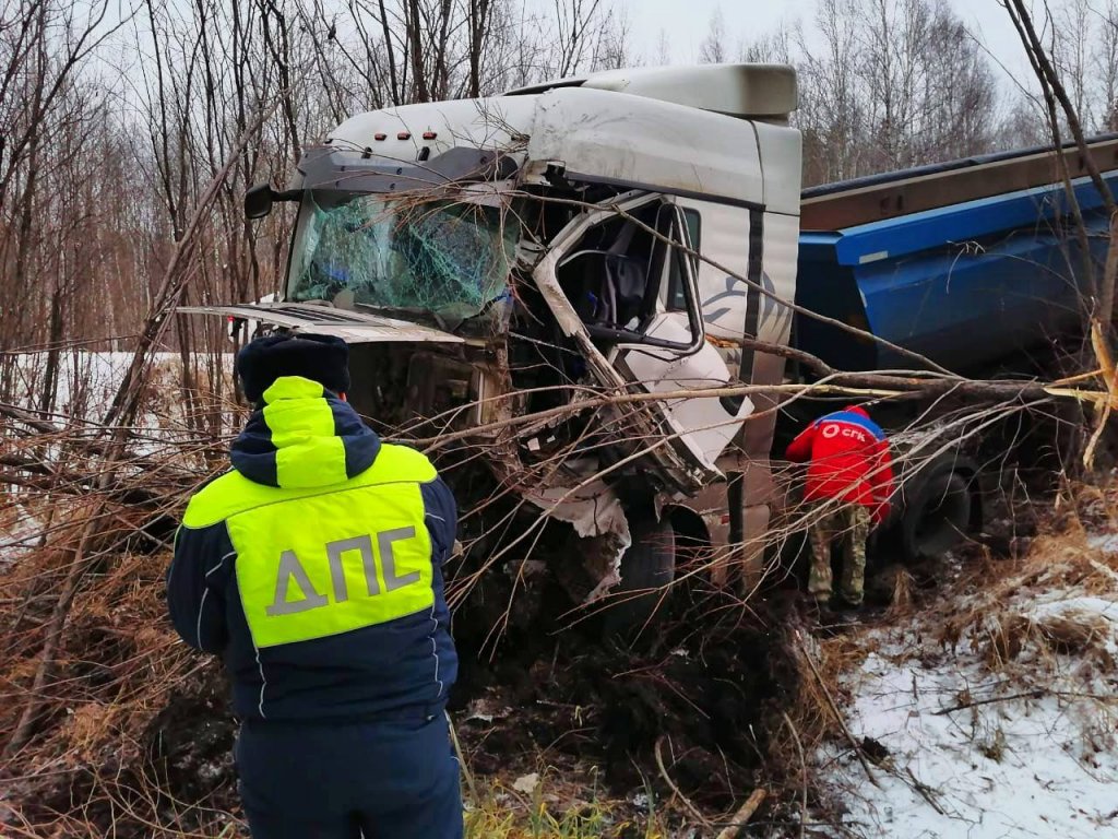 водитель грузовика не справился с управлением