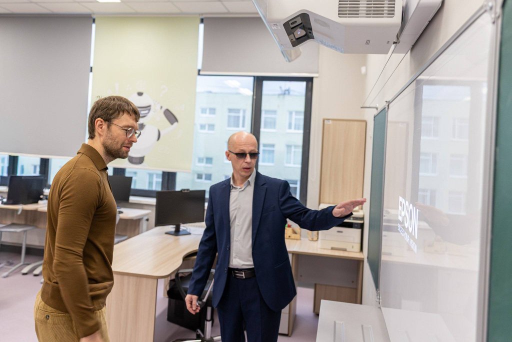 На Эльмаше появился Центр профобучения для школьников – помогли депутаты гордумы (ФОТО)