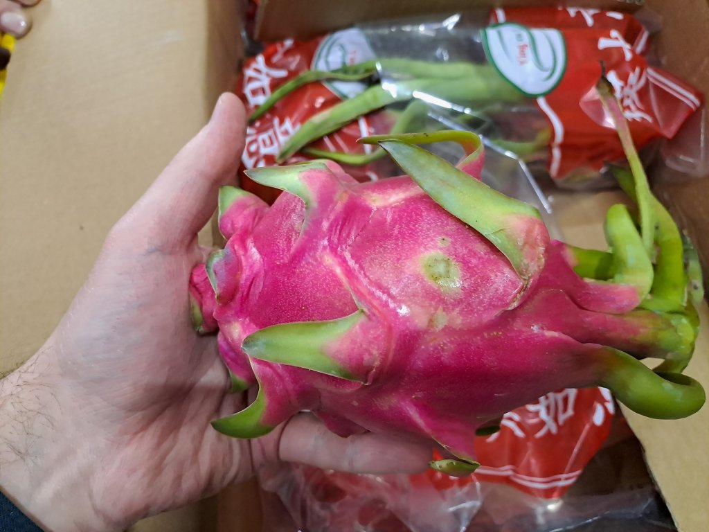 На Урал привезли крупную партию личи и маракуйи