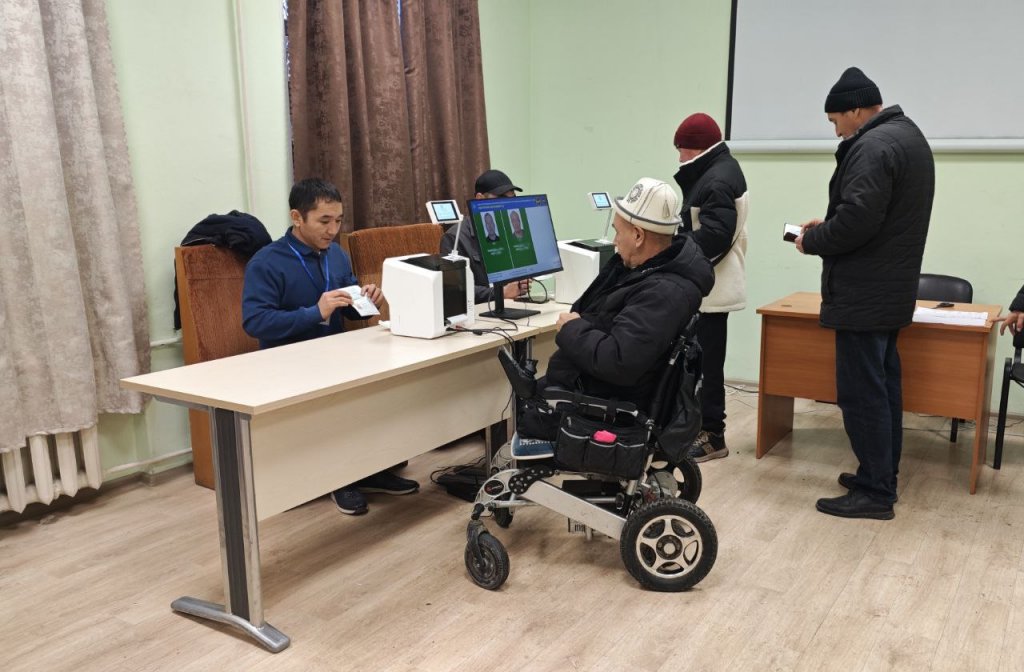 Граждане Киргизии в Екатеринбурге голосуют за депутатов Жогорку Кенеш (ФОТО)