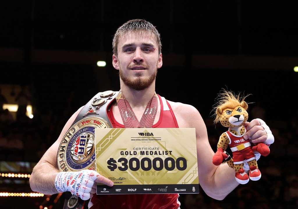 Шумков привез миллион долларов и золото из Дубая на Урал