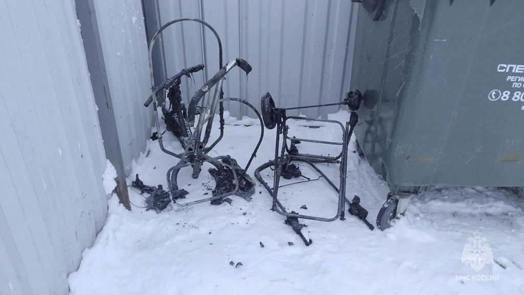 В подъезде жилого дома взорвали петарду, начался пожар (ФОТО)