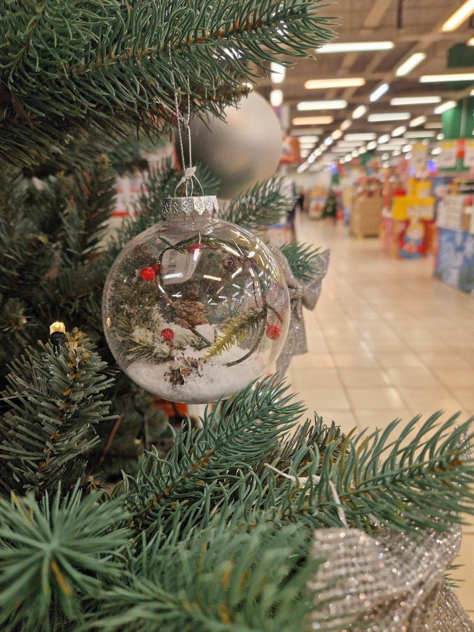 На Урал привезли 10 тонн новогодних товаров