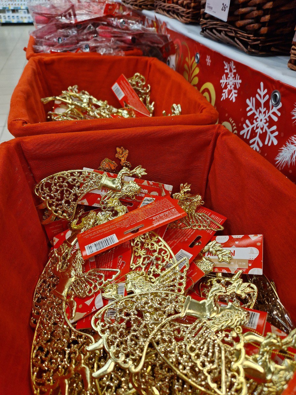 На Урал привезли 10 тонн новогодних товаров