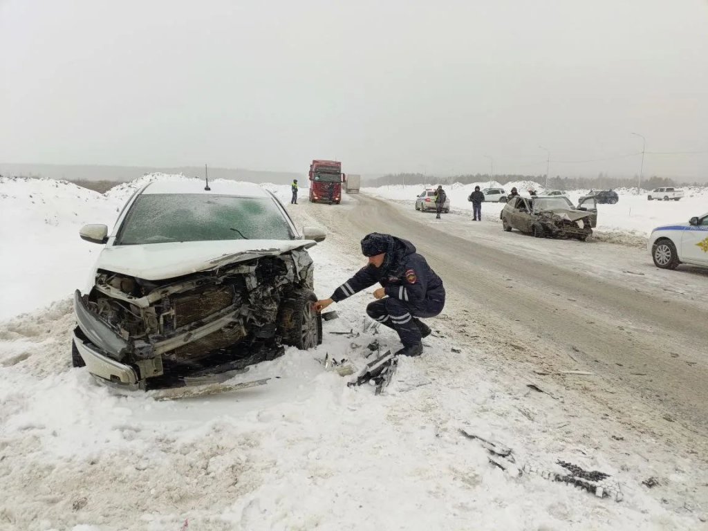 На Тюменском тракте столкнулись три автомобиля, один человек погиб, второй ранен