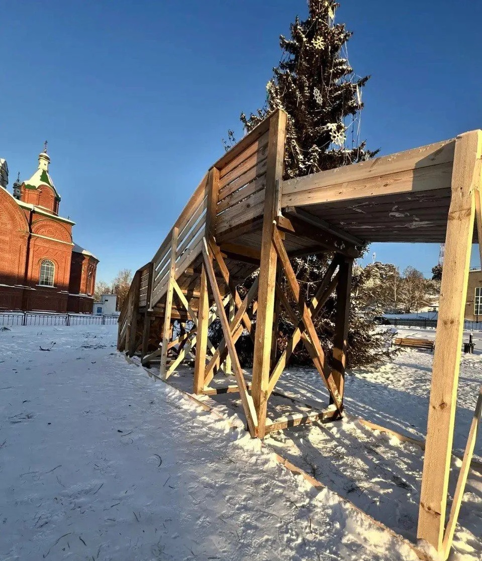 В Михайловске 8-летний мальчик упал с деревянной горки