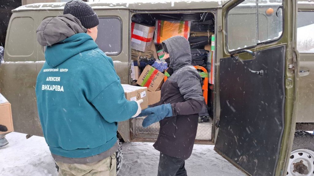 Депутат Вихарев помог отправить на СВО фуру гуманитарной помощи