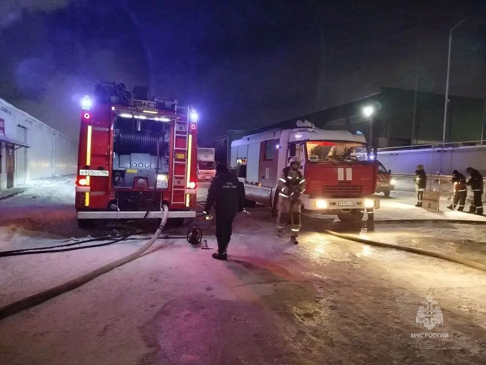 В Екатеринбурге загорелся крупный склад мебели (ФОТО)