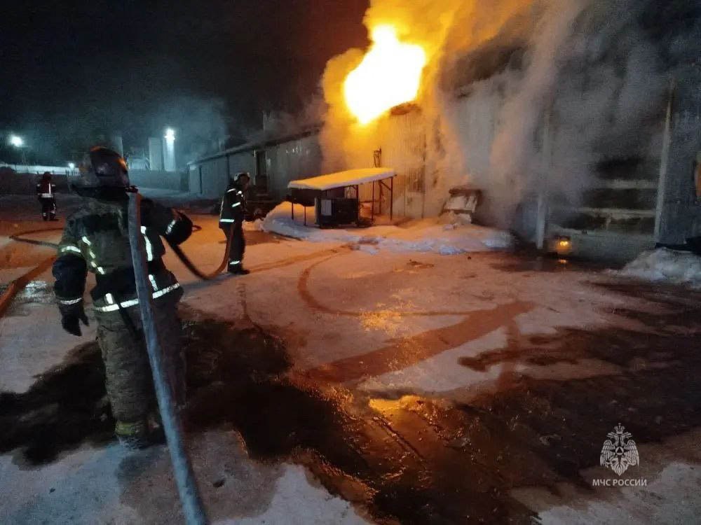 В Екатеринбурге загорелся крупный склад мебели (ФОТО)