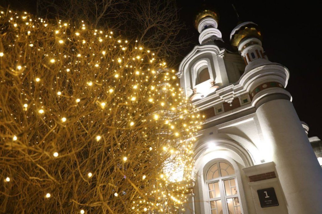В центре Екатеринбурга появился огромный мультимедийный новогодний шар