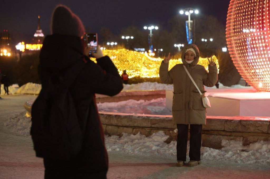 В центре Екатеринбурга появился огромный мультимедийный новогодний шар