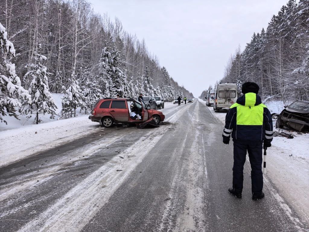 Под Алапаевском водитель «Лады Калины» пошел на обгон и погиб (ФОТО)