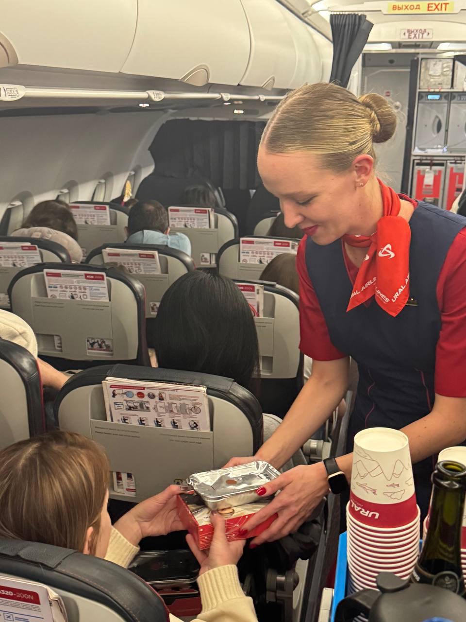 В новогоднюю ночь пассажиры «Уральских авиалиний» выпили 1800 литров шампанского